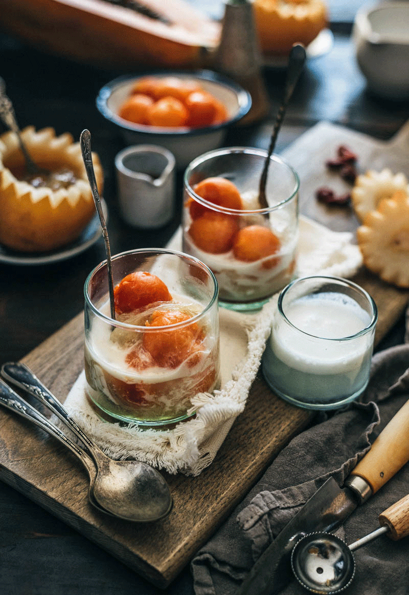 Cooking bird's nest soup with papaya and milk